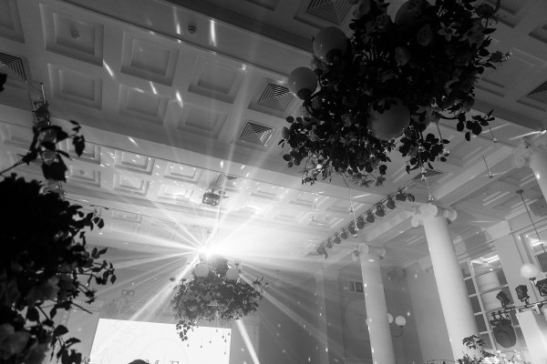 Солнечная летняя свадьба с церемонией на природе