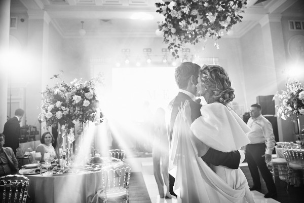 Солнечная летняя свадьба с церемонией на природе