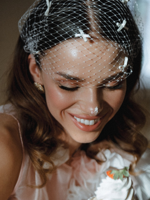 Игривая или серьезная? Два образа невесты в