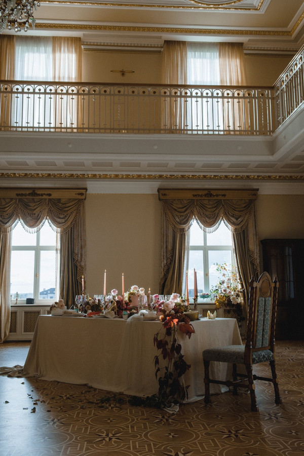 Игривая или серьезная? Два образа невесты в