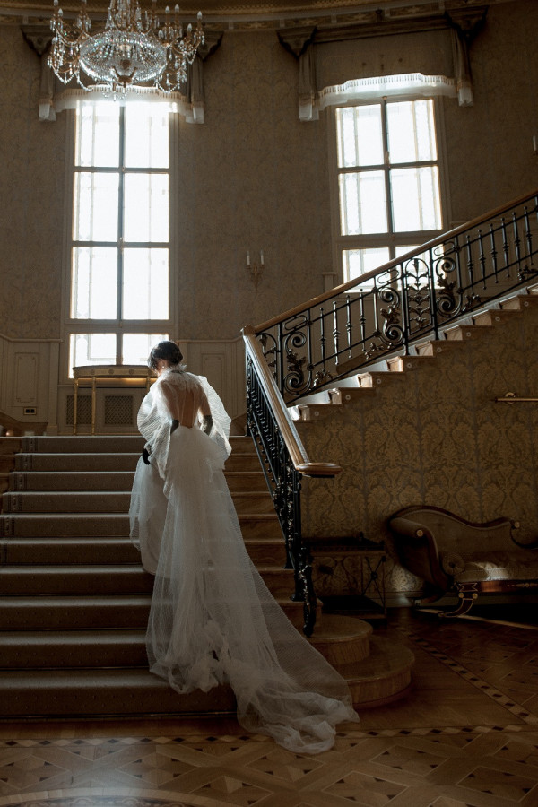 Игривая или серьезная? Два образа невесты в