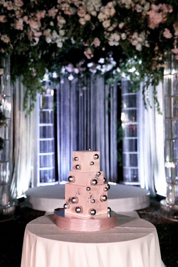 Солнечная летняя свадьба с церемонией на природе