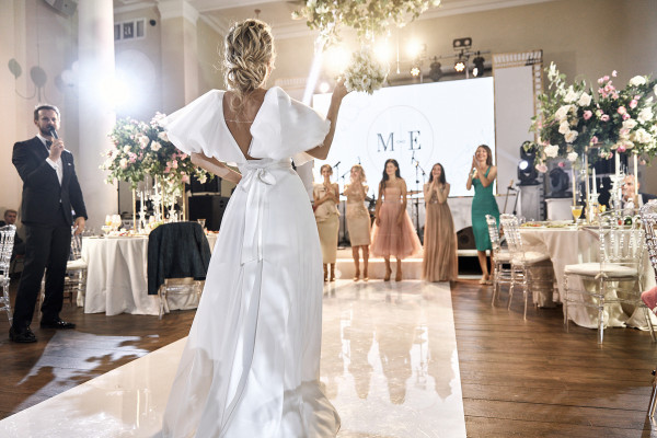 Солнечная летняя свадьба с церемонией на природе