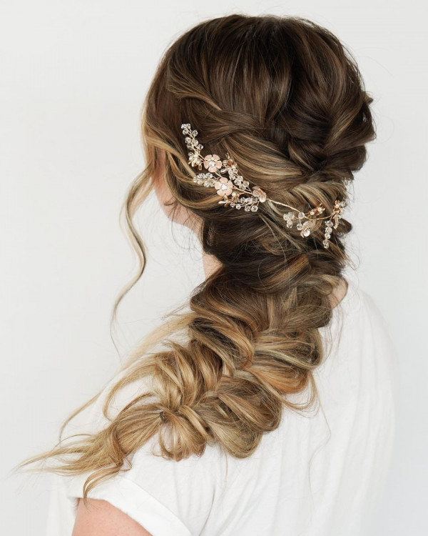 Свадебные укладки с косами для романтичных натур