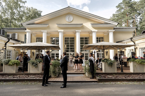 Солнечная летняя свадьба с церемонией на природе