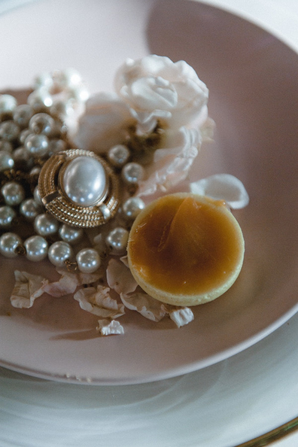 Игривая или серьезная? Два образа невесты в