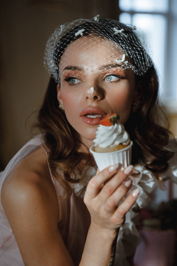 Игривая или серьезная? Два образа невесты в