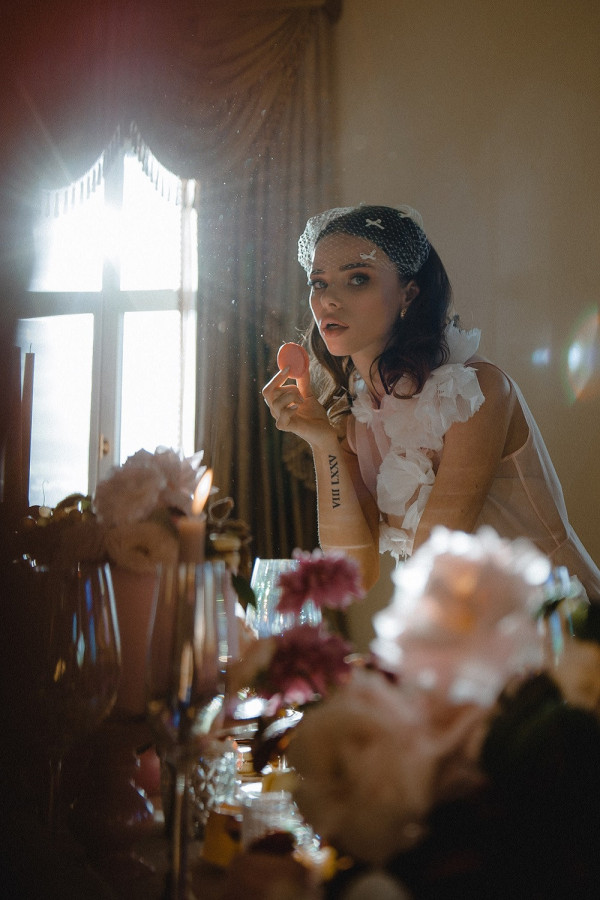 Игривая или серьезная? Два образа невесты в