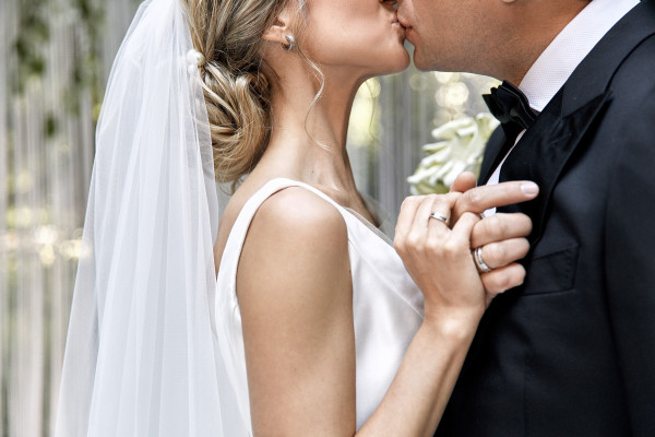 Солнечная летняя свадьба с церемонией на природе