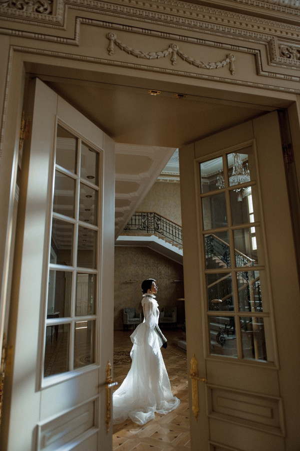 Игривая или серьезная? Два образа невесты в