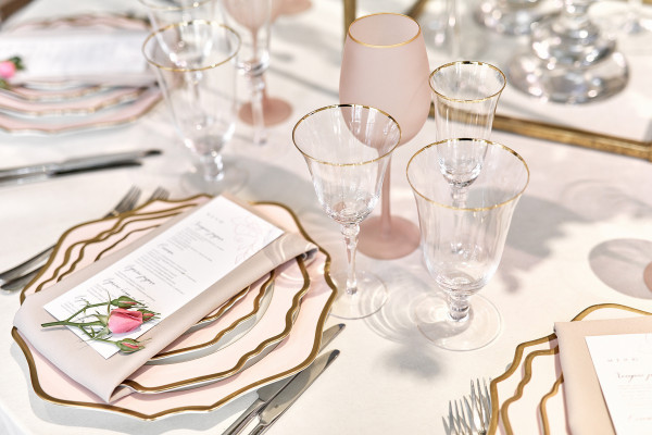 Солнечная летняя свадьба с церемонией на природе