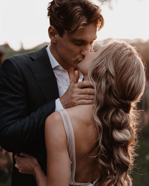 Свадебные укладки с косами для романтичных натур