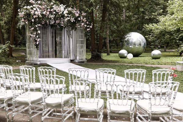 Солнечная летняя свадьба с церемонией на природе