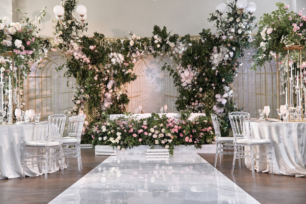 Солнечная летняя свадьба с церемонией на природе