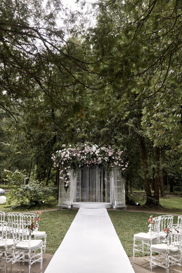 Солнечная летняя свадьба с церемонией на природе