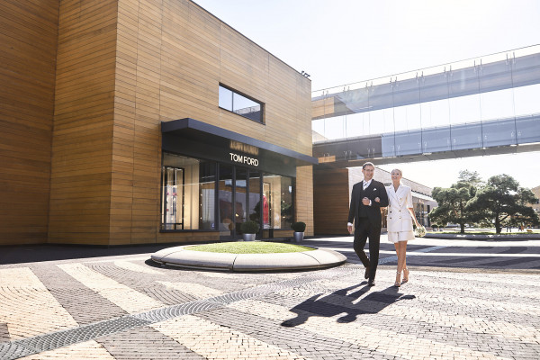 Солнечная летняя свадьба с церемонией на природе