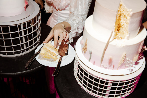 Минималистичная свадьба в ярко-розовом цвете