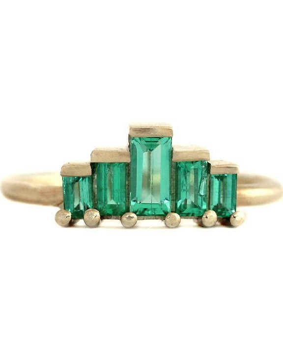 Она согласна! 22 кольца с зелеными камнями