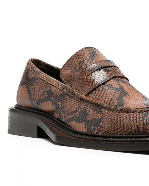 Образ жениха: где искать оригинальные лоферы