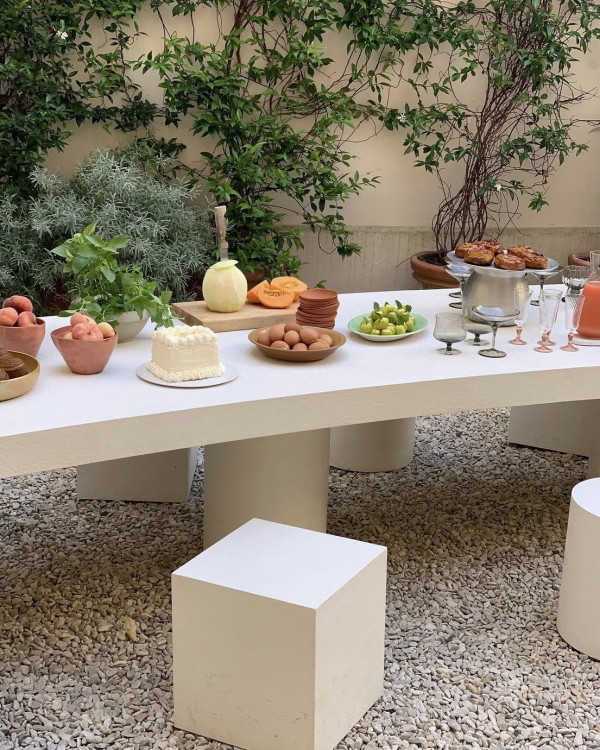 Изогнутые столы на свадебном банкете — новый