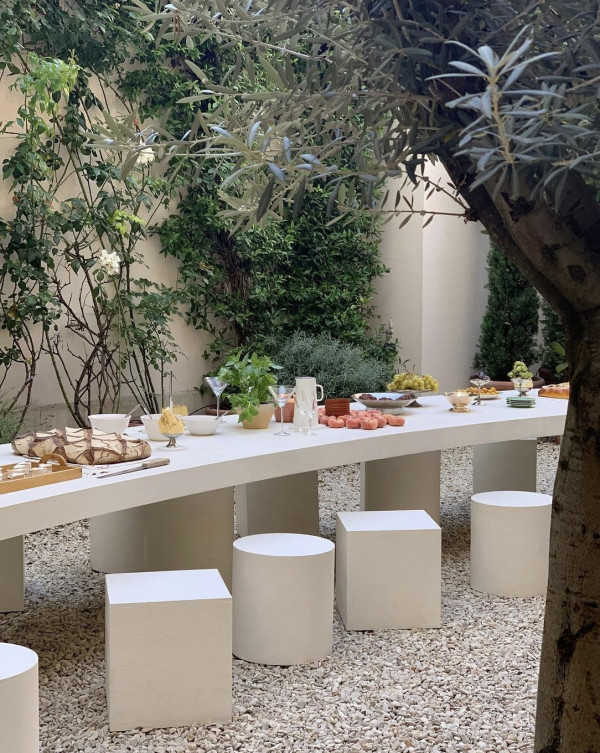 Изогнутые столы на свадебном банкете — новый