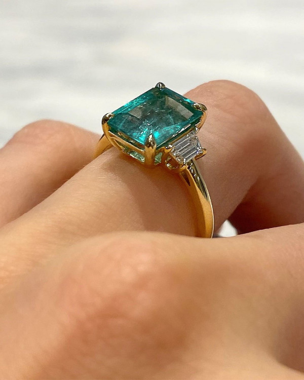 Она согласна! 22 кольца с зелеными камнями