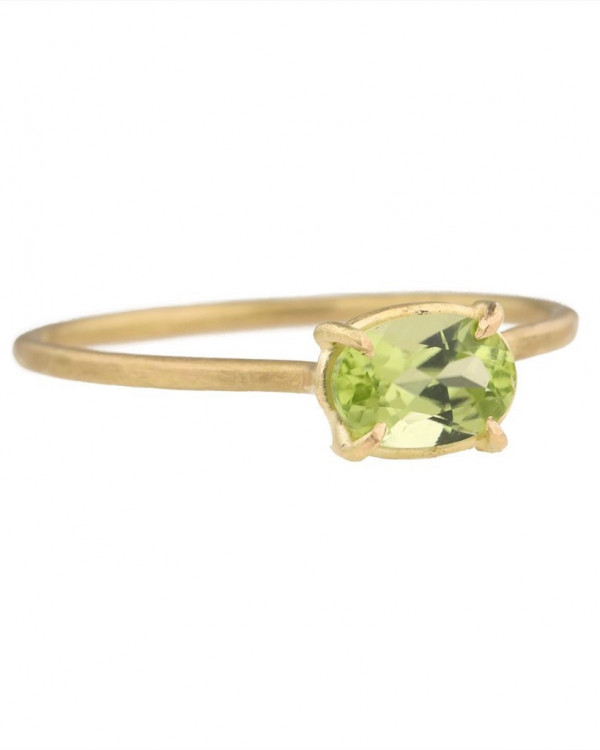 Она согласна! 22 кольца с зелеными камнями