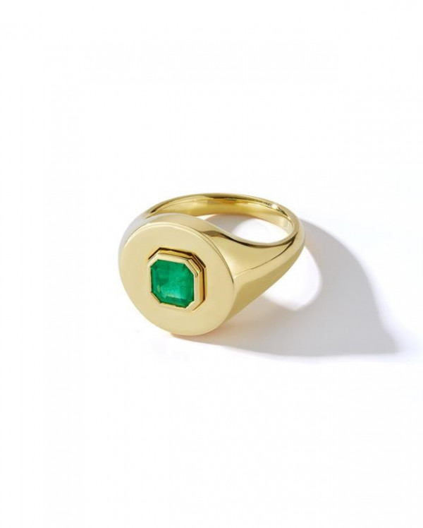 Она согласна! 22 кольца с зелеными камнями