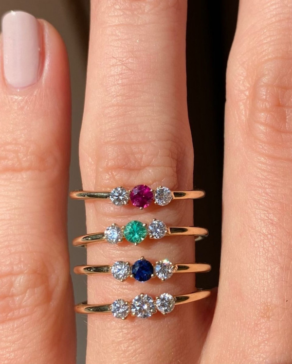 Она согласна! 22 кольца с зелеными камнями