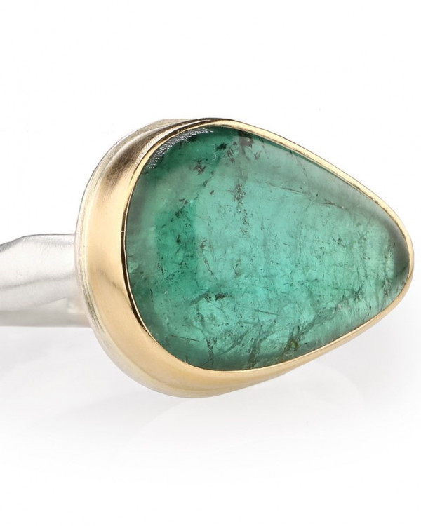 Она согласна! 22 кольца с зелеными камнями