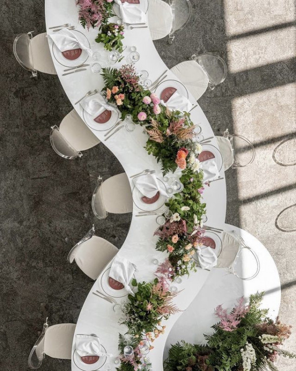 Изогнутые столы на свадебном банкете — новый