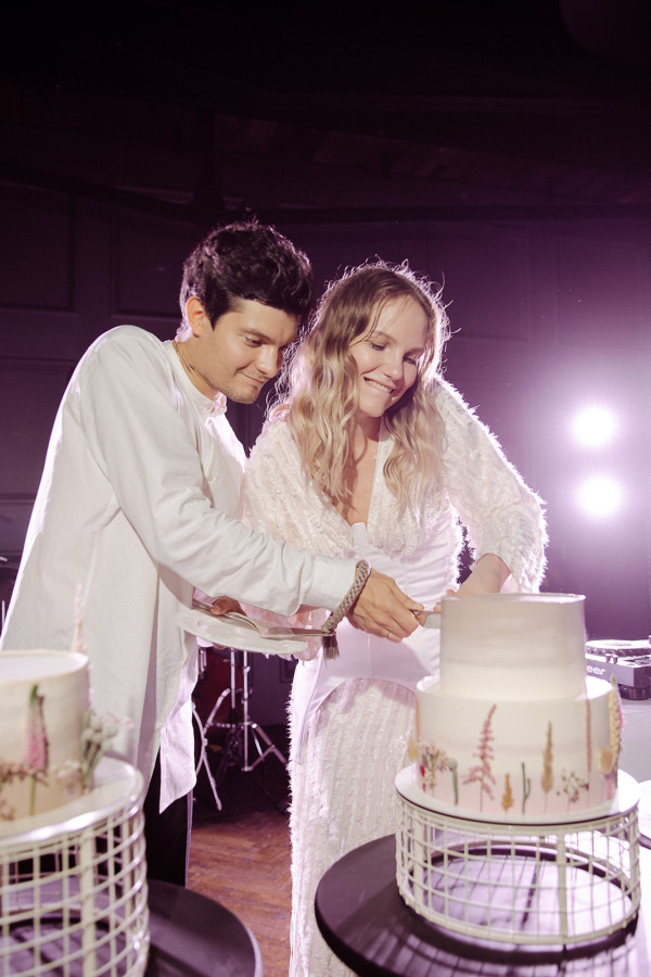 Минималистичная свадьба в ярко-розовом цвете