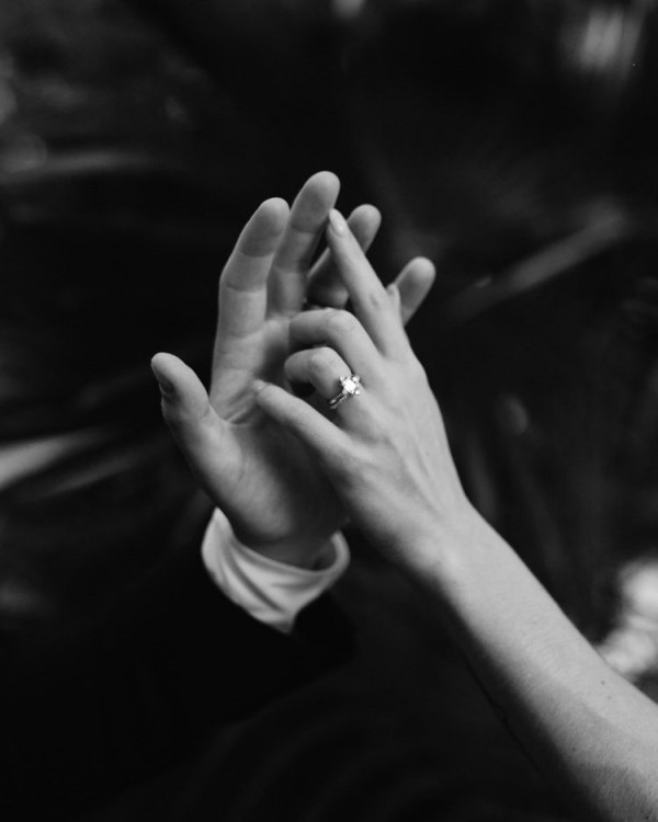 Она согласна! 22 кольца с зелеными камнями