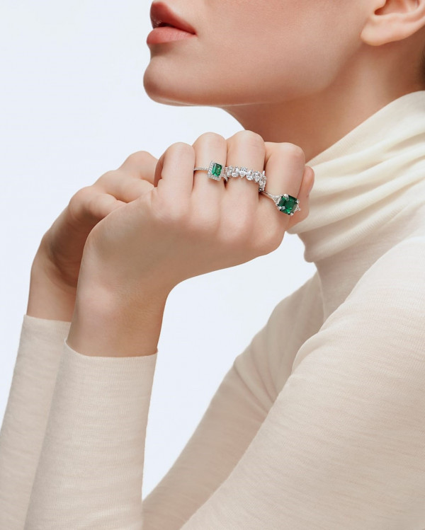 Она согласна! 22 кольца с зелеными камнями