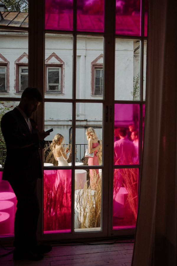 Минималистичная свадьба в ярко-розовом цвете