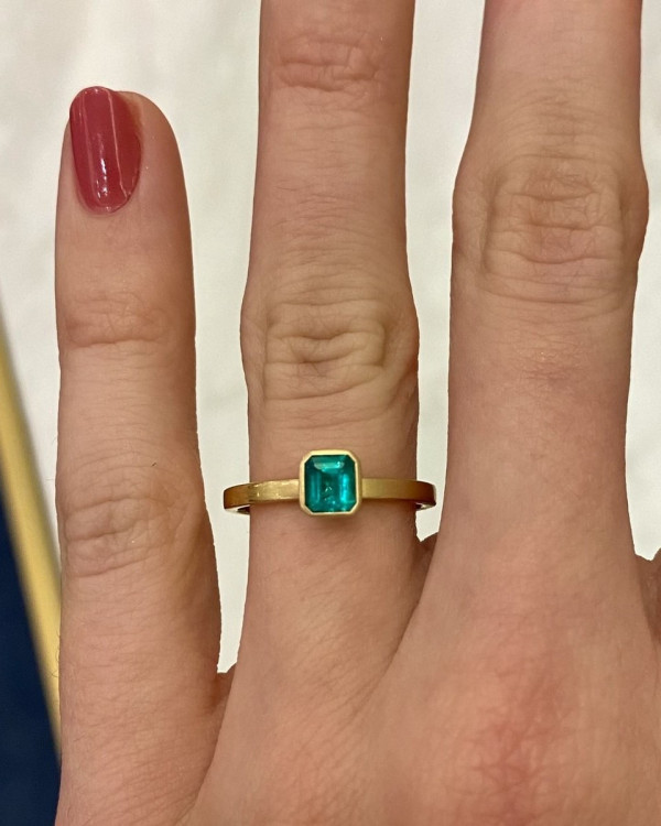 Она согласна! 22 кольца с зелеными камнями