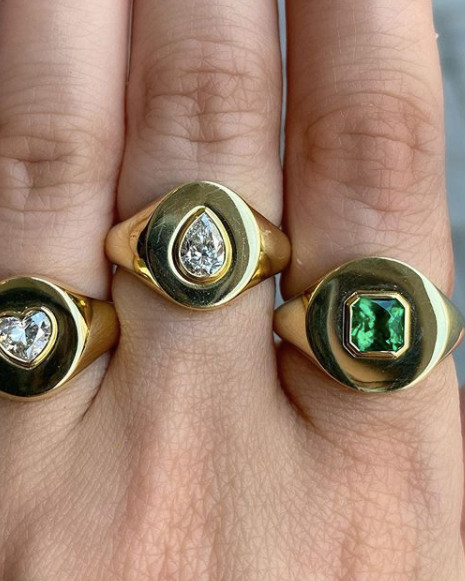 Она согласна! 22 кольца с зелеными камнями