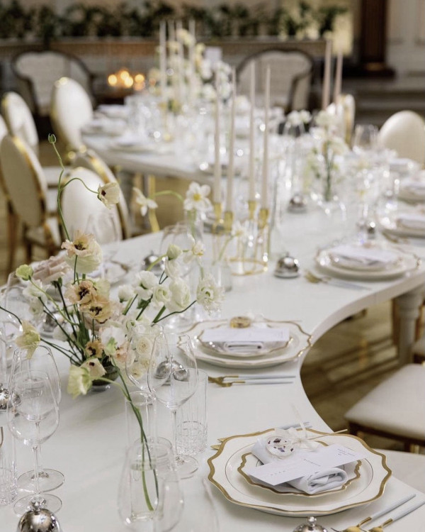 Изогнутые столы на свадебном банкете — новый