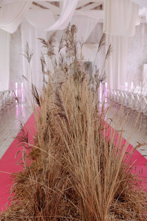 Минималистичная свадьба в ярко-розовом цвете