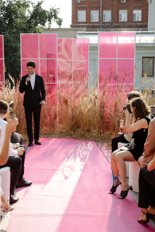 Минималистичная свадьба в ярко-розовом цвете