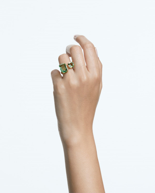 Она согласна! 22 кольца с зелеными камнями