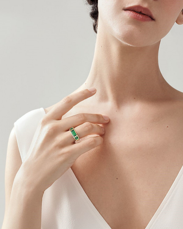 Она согласна! 22 кольца с зелеными камнями