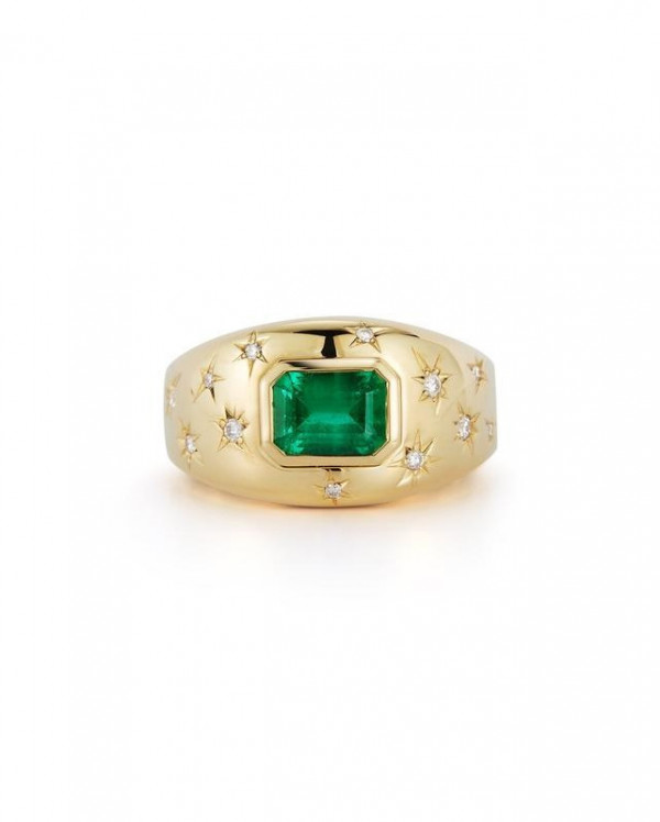 Она согласна! 22 кольца с зелеными камнями