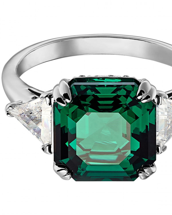 Она согласна! 22 кольца с зелеными камнями