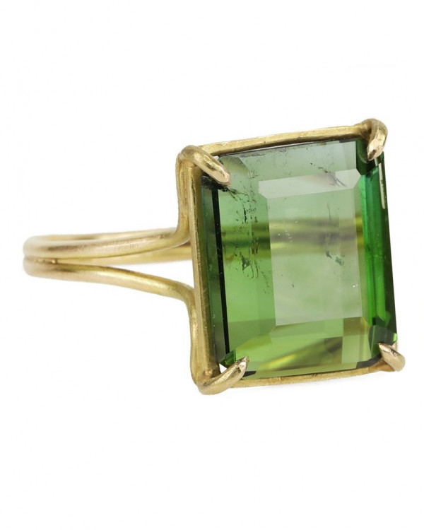 Она согласна! 22 кольца с зелеными камнями