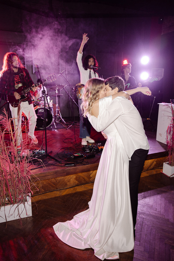 Минималистичная свадьба в ярко-розовом цвете