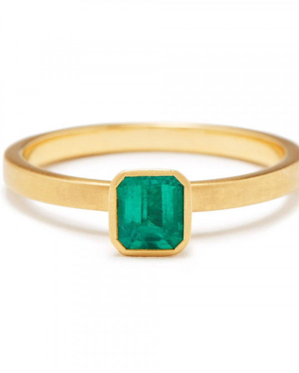 Она согласна! 22 кольца с зелеными камнями