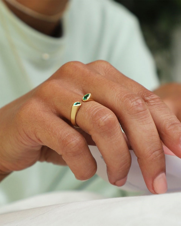 Она согласна! 22 кольца с зелеными камнями