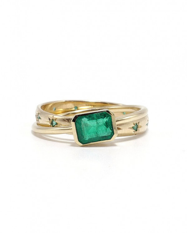 Она согласна! 22 кольца с зелеными камнями