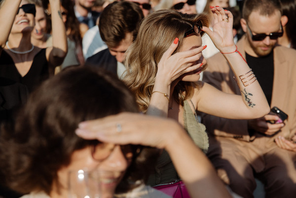 Минималистичная свадьба в ярко-розовом цвете